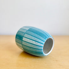 Load image into Gallery viewer, Vase - 24
