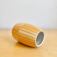 Load image into Gallery viewer, Vase - 25
