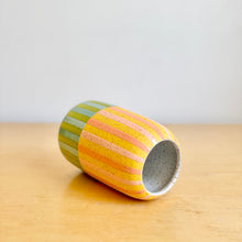 Load image into Gallery viewer, Vase - 26
