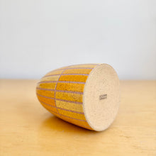 Load image into Gallery viewer, Vase - 25
